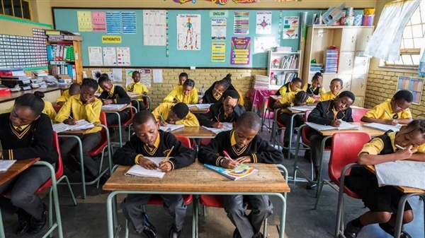 南非一学校粪便涌入操场 学生改变不愿上学 中国厕所技术助力解决问题 第1张