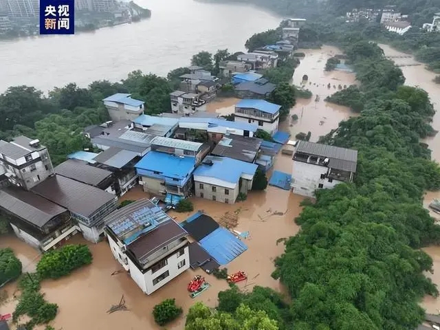 桂林火车站被淹 积水漫入候车大厅 广场出现内涝积水