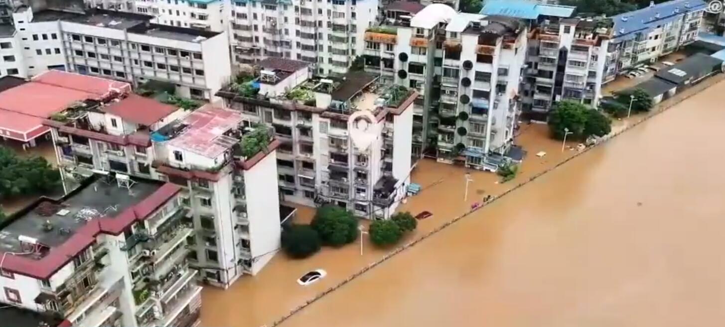 漓江两岸水涨至住宅2楼：受灾严重 大面积停电 第1张