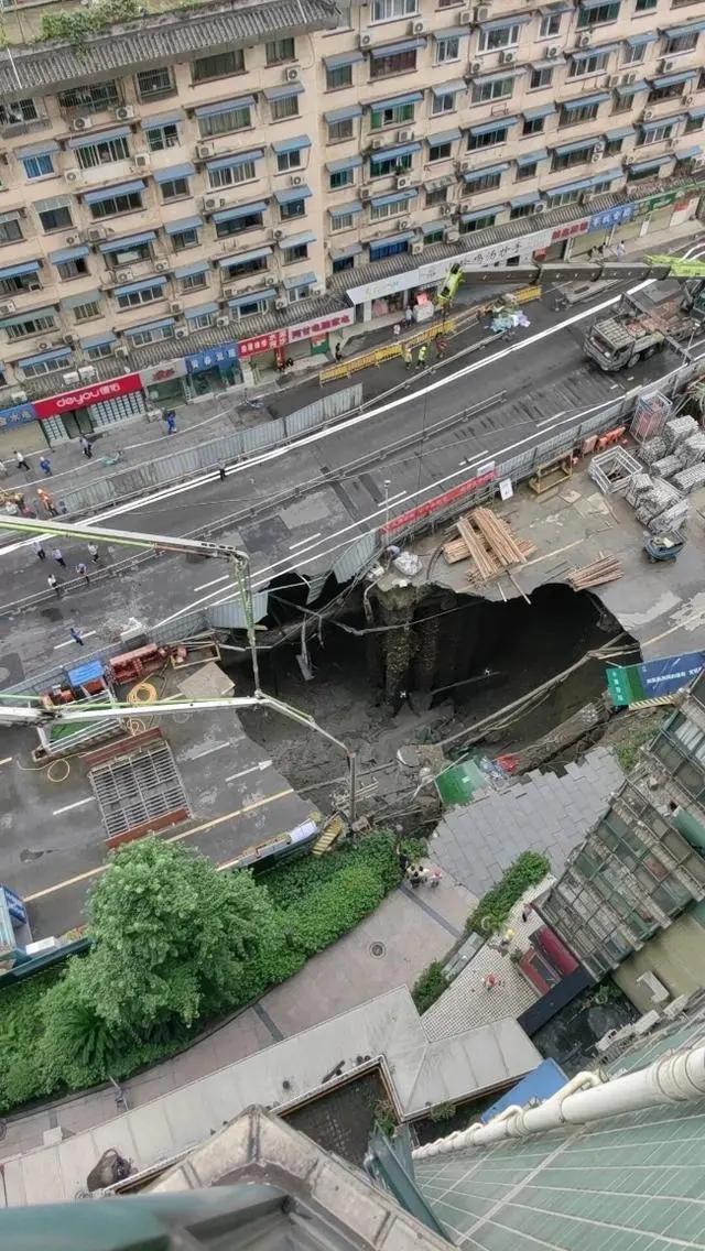 成都地铁13号线一在建站点坍塌 露出巨大空洞(图) 第1张