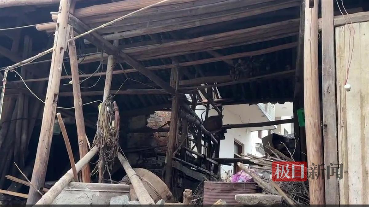 安徽黄山遭遇强降雨后，有民宿老板称房子一度被淹近1米，因清淤等半月内无法迎客 第2张