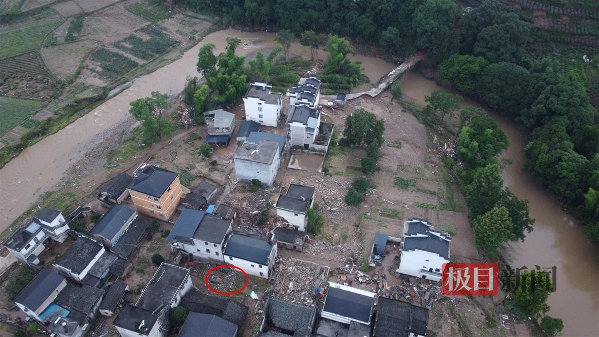 安徽黄山遭遇强降雨后，有民宿老板称房子一度被淹近1米，因清淤等半月内无法迎客 第3张