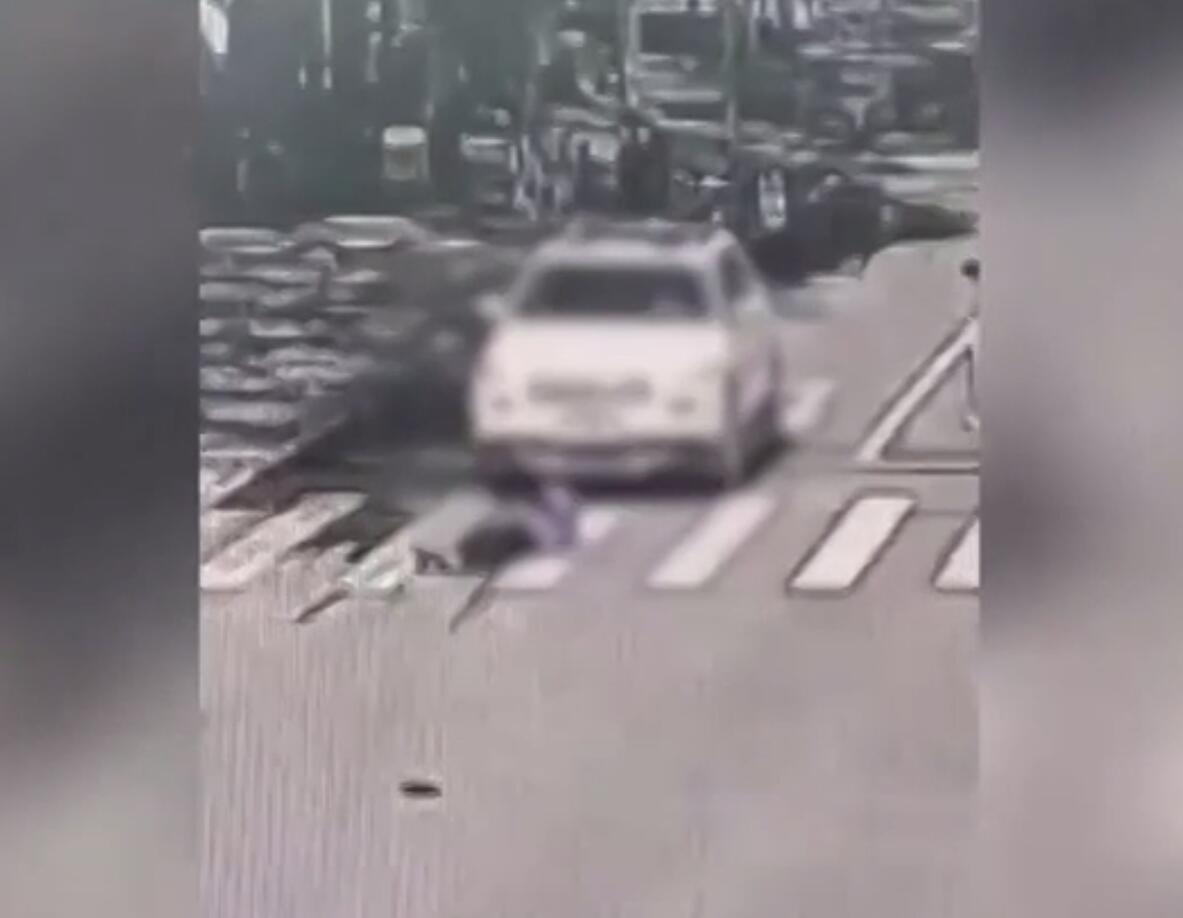 女子等红绿灯被撞飞后遭碾压身亡 副驾驶曾开车门观望