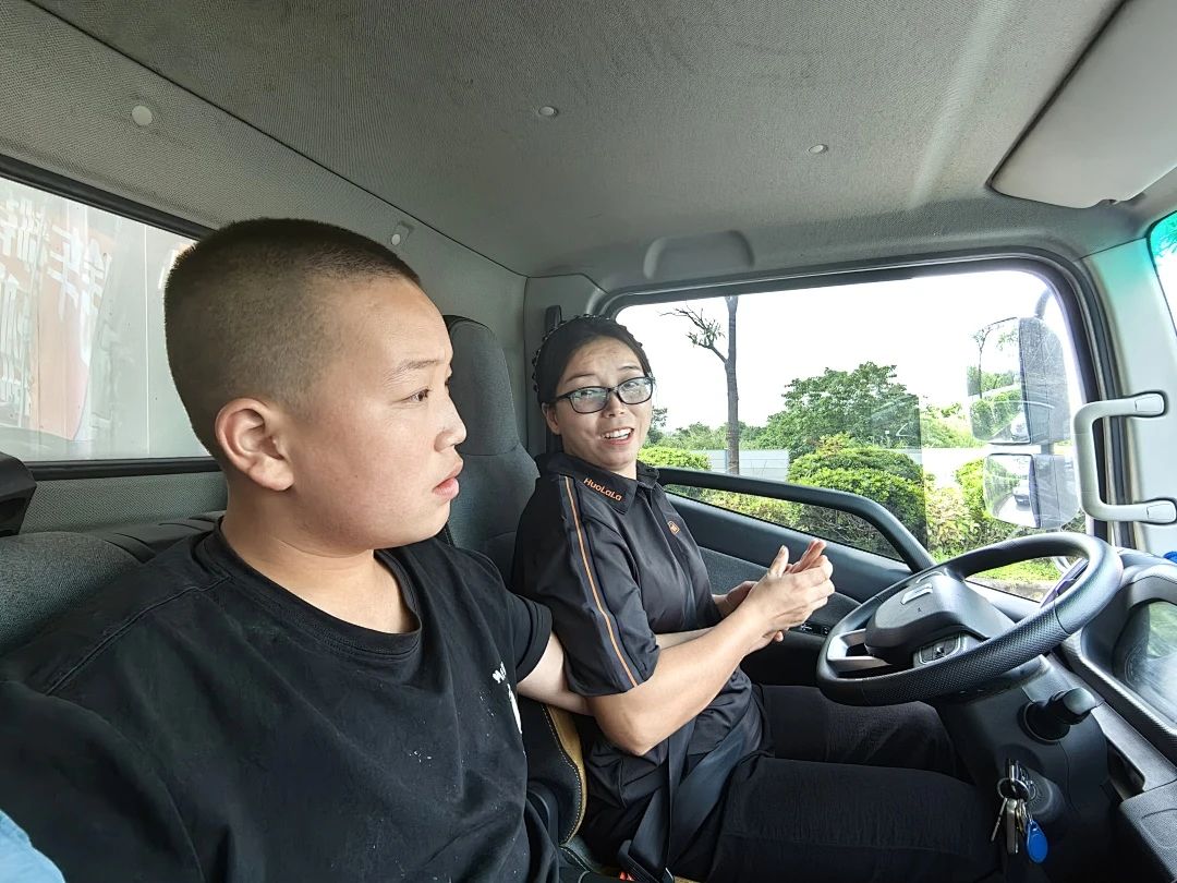 35岁母亲带14岁孤独症儿子跑货车：会养他一辈子