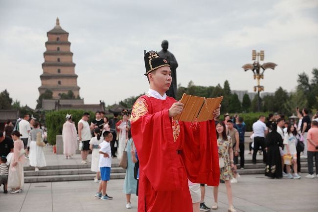 西安旅游：身着汉服打卡景区成为新时尚 第1张