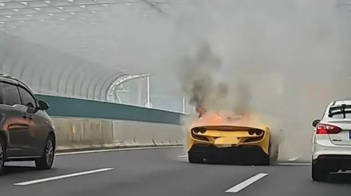 上海一法拉利行驶中着火，车辆后半部烧毁