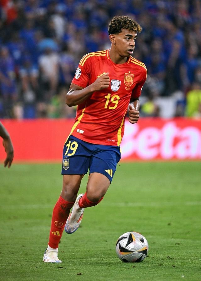 西班牙16岁神童，欧洲锦标赛创历史！他如何征服足球界？