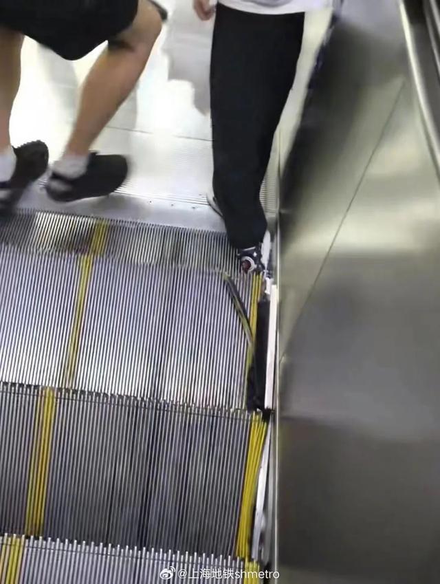 上海地铁一男童坐扶梯被夹脚 家长监护缺失引警示