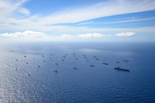美军大秀肌肉，中国军舰独立围观，海权自信彰显
